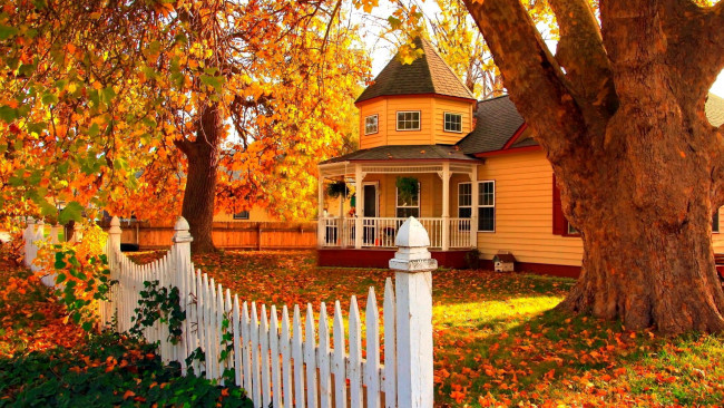 Обои картинки фото города, - здания,  дома, забор, дом, осень, листья, листопад