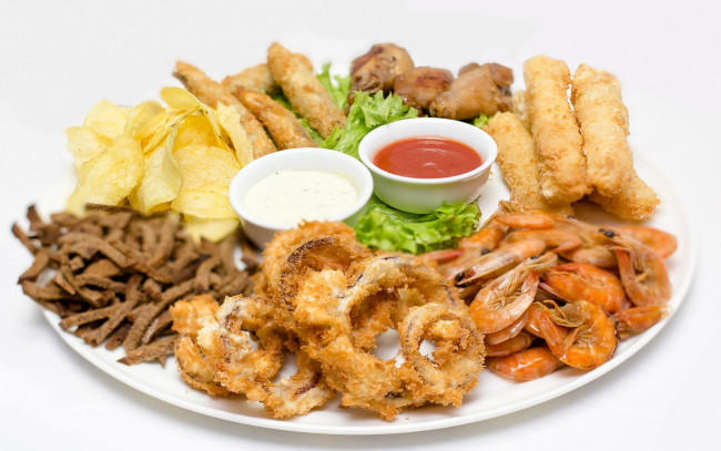 Обои картинки фото еда, рыбные блюда,  с морепродуктами, чипсы, закуска, сухарики, соус, креветки