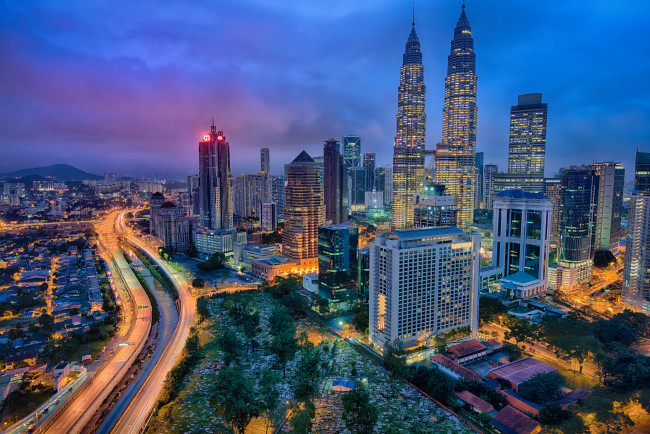 Обои картинки фото города, куала-лумпур , малайзия, башни, ночь, огни