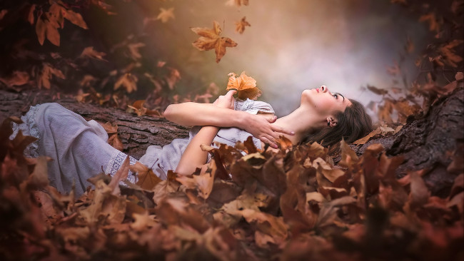 Обои картинки фото девушки, -unsort , брюнетки, темноволосые, женщина, осень, листья