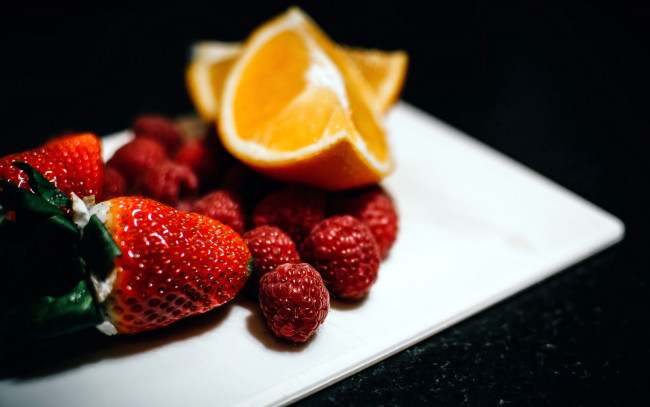 Обои картинки фото еда, фрукты,  ягоды, клубника, малина, апельсин