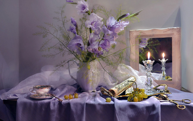 Обои картинки фото еда, натюрморт, гладиолусы, свеча, зеркало, чай, виноград, ноты