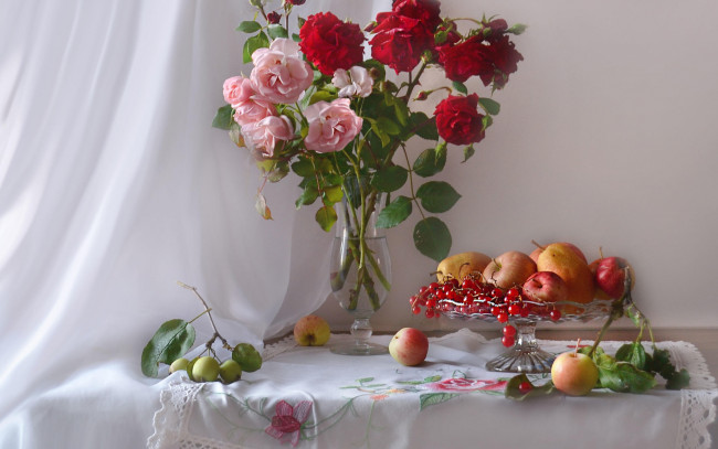 Обои картинки фото еда, натюрморт, розы, букет, яблоки, смородина