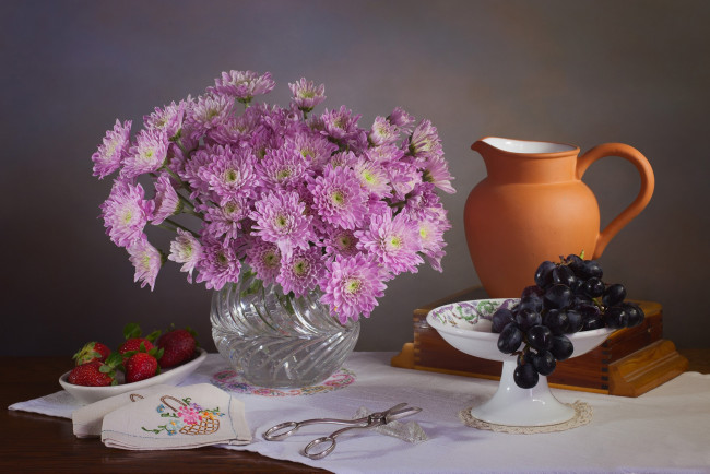 Обои картинки фото еда, натюрморт, клубника, виноград, хризантемы