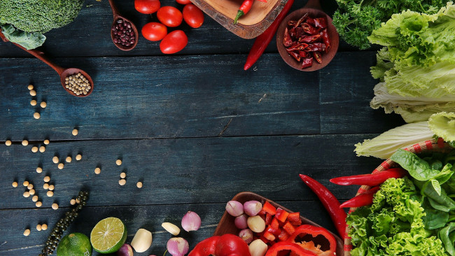 Обои картинки фото еда, овощи, помидоры, перец, лук, салат