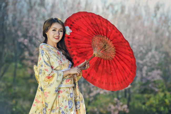 Обои картинки фото девушки, - азиатки, кимоно, зонт, сад, улыбка