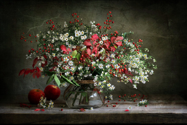 Обои картинки фото цветы, букеты,  композиции, ромашки, листья, ягоды