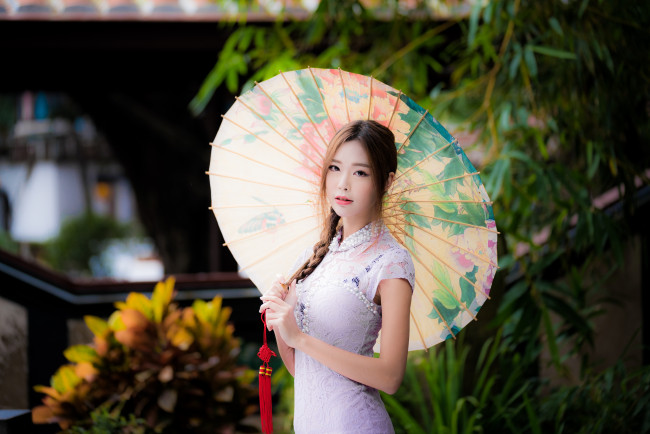 Обои картинки фото девушки, - азиатки, зонт, коса, платье, сад