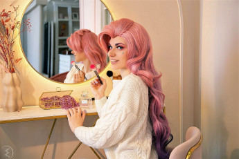 Картинка девушки симонет+секунова образ зеркало кисточка косметика