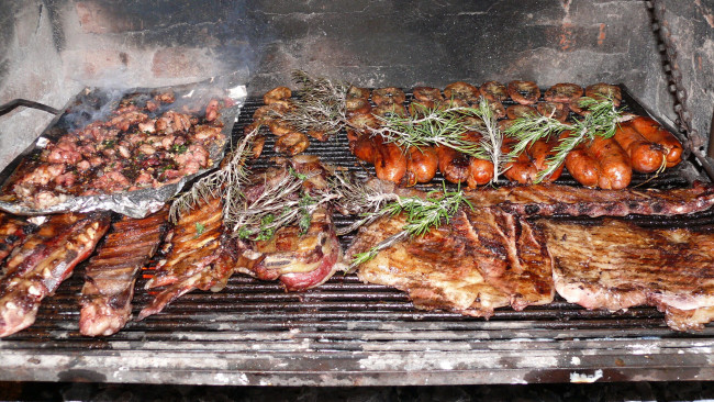 Обои картинки фото еда, шашлык,  барбекю, мясо, ребрышки, барбекю, колбаски