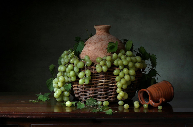 Обои картинки фото еда, виноград, корзина, кружка, кувшин, натюрморт