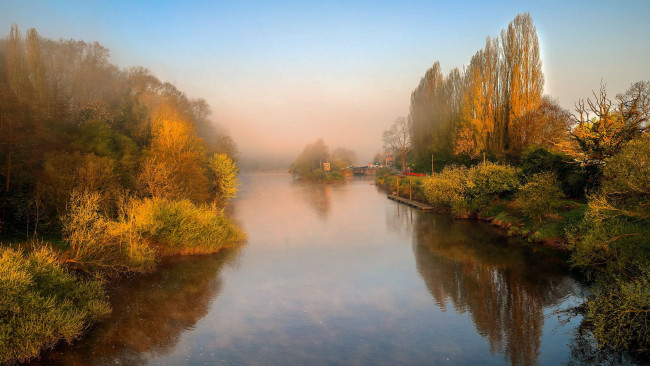 Обои картинки фото природа, реки, озера, пейзаж, туман, река, деревья, кусты, размышления, осень, обои, небо