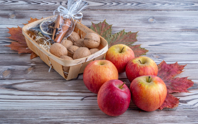 Обои картинки фото еда, разное, орехи, грецкие, яблоки, корица, кленовые, листья