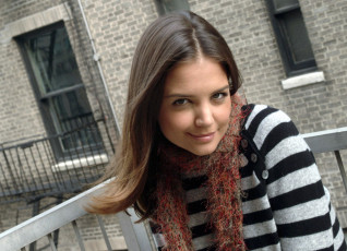 Картинка Katie+Holmes девушки улыбка актриса балкон шарф свитер дом