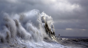 Картинка природа стихия брызги волна пена маяк океан