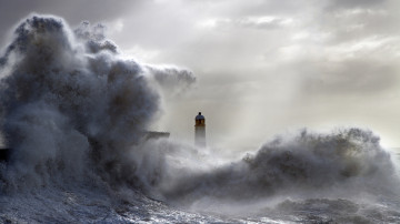 Картинка природа стихия пена волна маяк океан брызги