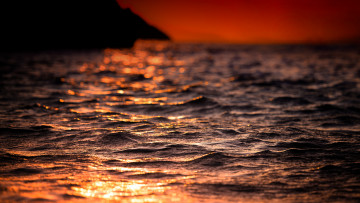 Картинка природа вода играет блеск волны море тепло солнце свет вечер лето боке
