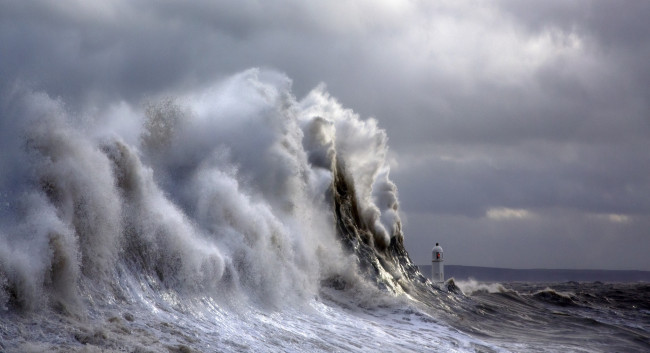 Обои картинки фото природа, стихия, брызги, волна, пена, маяк, океан