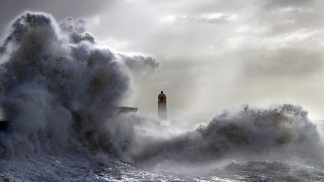 Обои картинки фото природа, стихия, пена, волна, маяк, океан, брызги