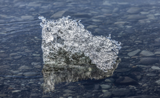 Обои картинки фото природа, айсберги и ледники, вода, камешки, лед, блеск, холод, зима