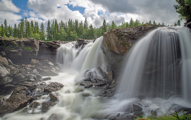 Обои картинки фото природа, водопады, лес, скалы, водопад, деревья, облака