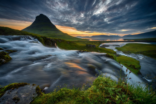 Обои картинки фото природа, реки, озера, исландия, kirkjufell, утро, гора, река, рассвет, лето, поток