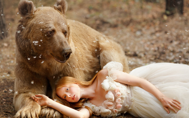 Обои картинки фото девушки, -unsort , креатив, поза, платье, медведь, девочка, топтыгин, светлана, никотина