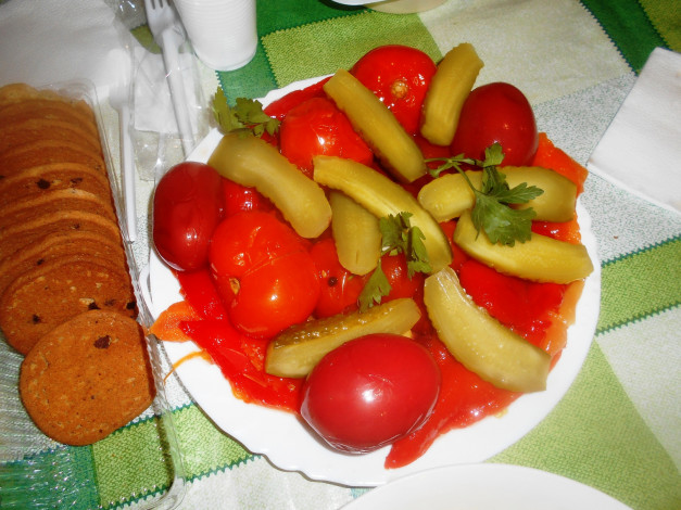 Обои картинки фото еда, консервация, соленья, огурцы, помидоры, томаты