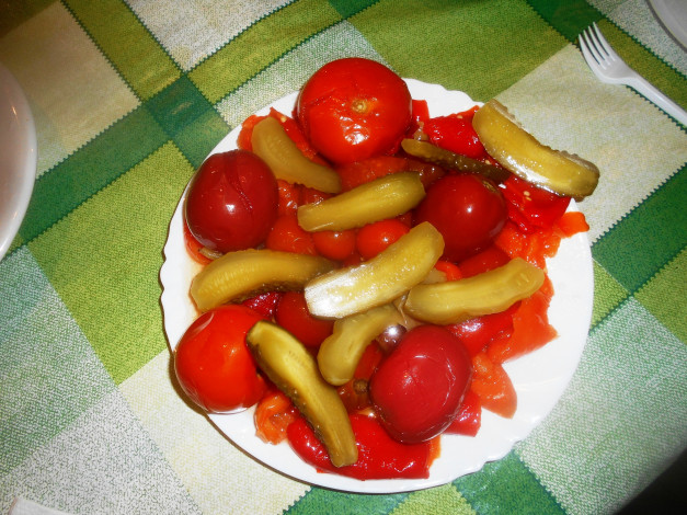 Обои картинки фото еда, консервация, соленья, огурцы, помидоры, томаты