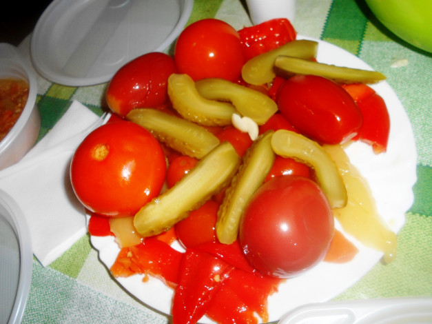 Обои картинки фото еда, консервация, сроленья, огурцы, помидоры, томаты