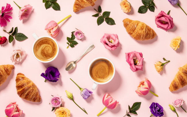 Обои картинки фото еда, кофе,  кофейные зёрна, круассаны, бутоны, цветы