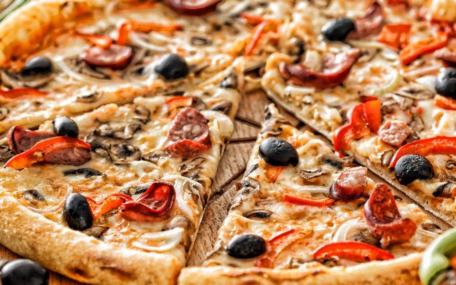 Обои картинки фото еда, пицца, маслины, колбаса
