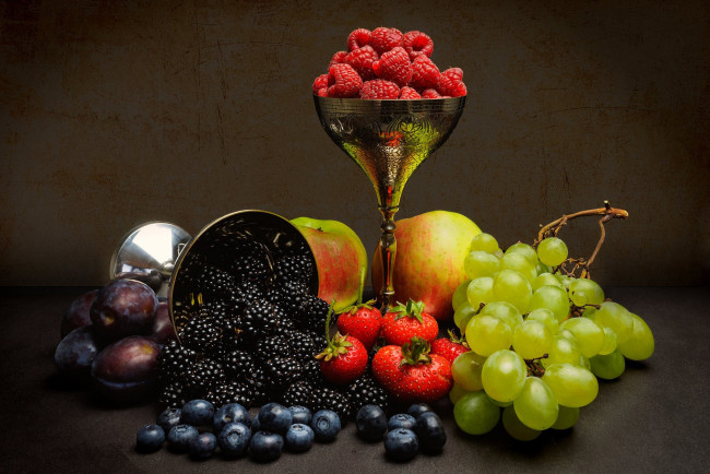 Обои картинки фото еда, фрукты,  ягоды, виноград, клубника, сливы, ежевика, малина
