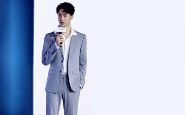 Картинка мужчины wang+yi+bo актер певец костюм микрофон