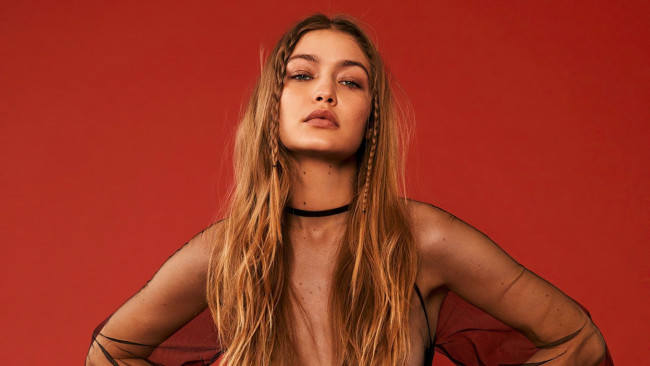 Обои картинки фото девушки, gigi hadid, модель, поза