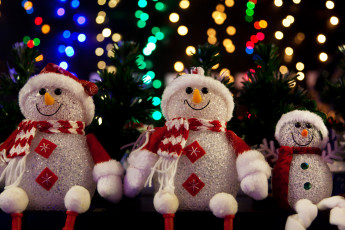 Картинка праздничные снеговики огни елка