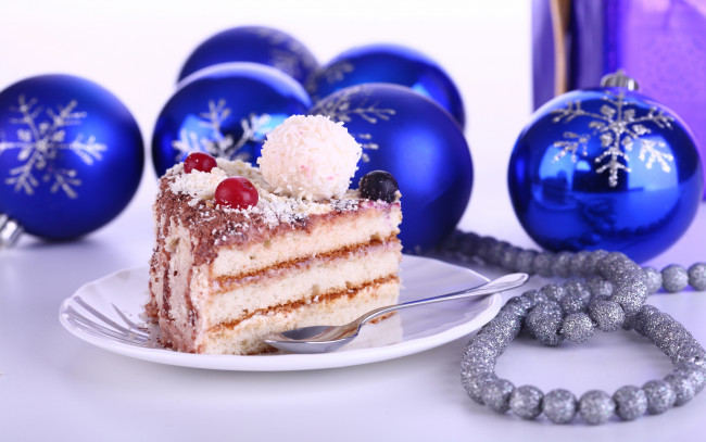 Обои картинки фото дессерт, праздничные, угощения, новый, год, шары, торт, новогодние, украшения, синие