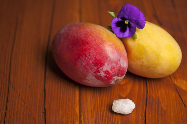 Обои картинки фото еда, манго, виола, плоды