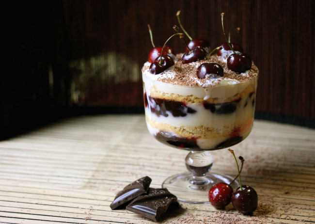 Обои картинки фото еда, мороженое, десерты, десерт, вишня, шоколад