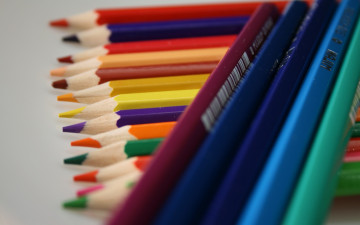 Картинка разное канцелярия +книги штрих-код набор цветные карандаши