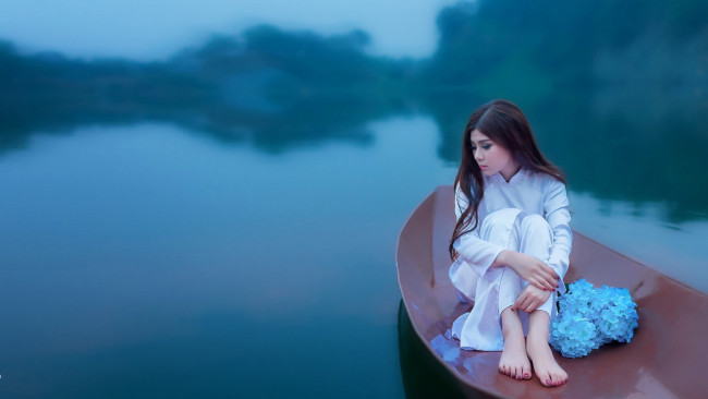 Обои картинки фото девушки, - азиатки, река, лодка, девушка, гортензия, вечер