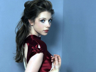 Картинка девушки michelle+trachtenberg шатенка лицо платье бусы