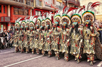 Картинка разное маски карнавальные костюмы много карнавал индейцы