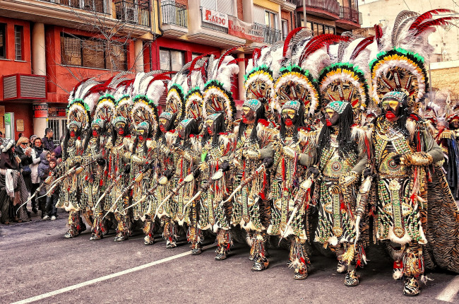 Обои картинки фото разное, маски, карнавальные, костюмы, много, карнавал, индейцы