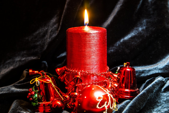 Обои картинки фото праздничные, новогодние, свечи, декор, пламя, красный