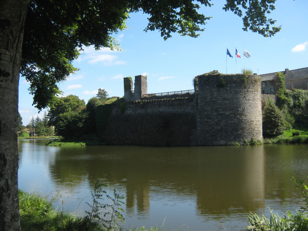 Обои картинки фото замок в корле,  франция, города, замки франции, замок, корле, франция, река, природа