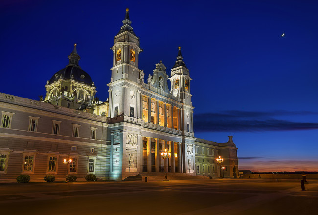 Обои картинки фото almudena cathedral, города, - католические соборы,  костелы,  аббатства, огни, собор, площадь, ночь