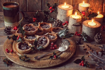 Картинка праздничные новогодние+свечи шишка остролист свечи пирожные угощение чашка падуб шоколад