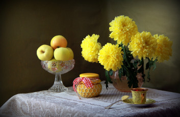 Картинка еда натюрморт баночка хризантемы желтый яблоки чашка