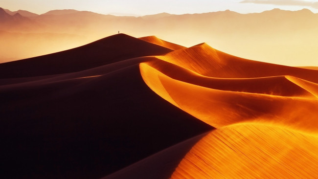 Обои картинки фото природа, пустыни, вечер, человек, барханы, песок, пустыня